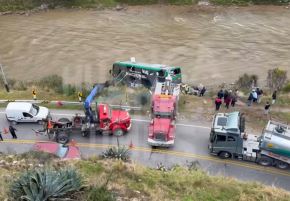 Los 43 pasajeros de un bus interprovincial salvaron de morir esta madrugada luego que esta unidad de la empresa Expreso Nacional se precipitara al río Mantaro tras chocar contra un auto en la Carretera Central. Foto: Pedro Tinoco