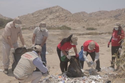 El sitio arqueológico Pampas de Reque concentra restos de construcciones y artefactos correspondientes a diversas fases de la civilización Lambayeque, que se desarrolló entre el 1000 a. C. y el 1400 d. C.