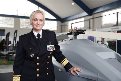 Mayor General Lena Persson Herltiz con dron sueco