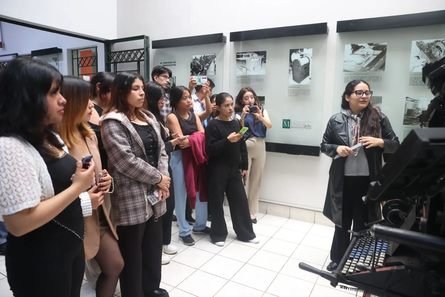 Alumnos de la Universidad Santiago Antunes de Mayolo de Huaraz y la Universidad  nacional de Ucayali visitan Editora Perú para conocer la experiencia Vive Andina. Foto: ANDINA/Melina Mejía