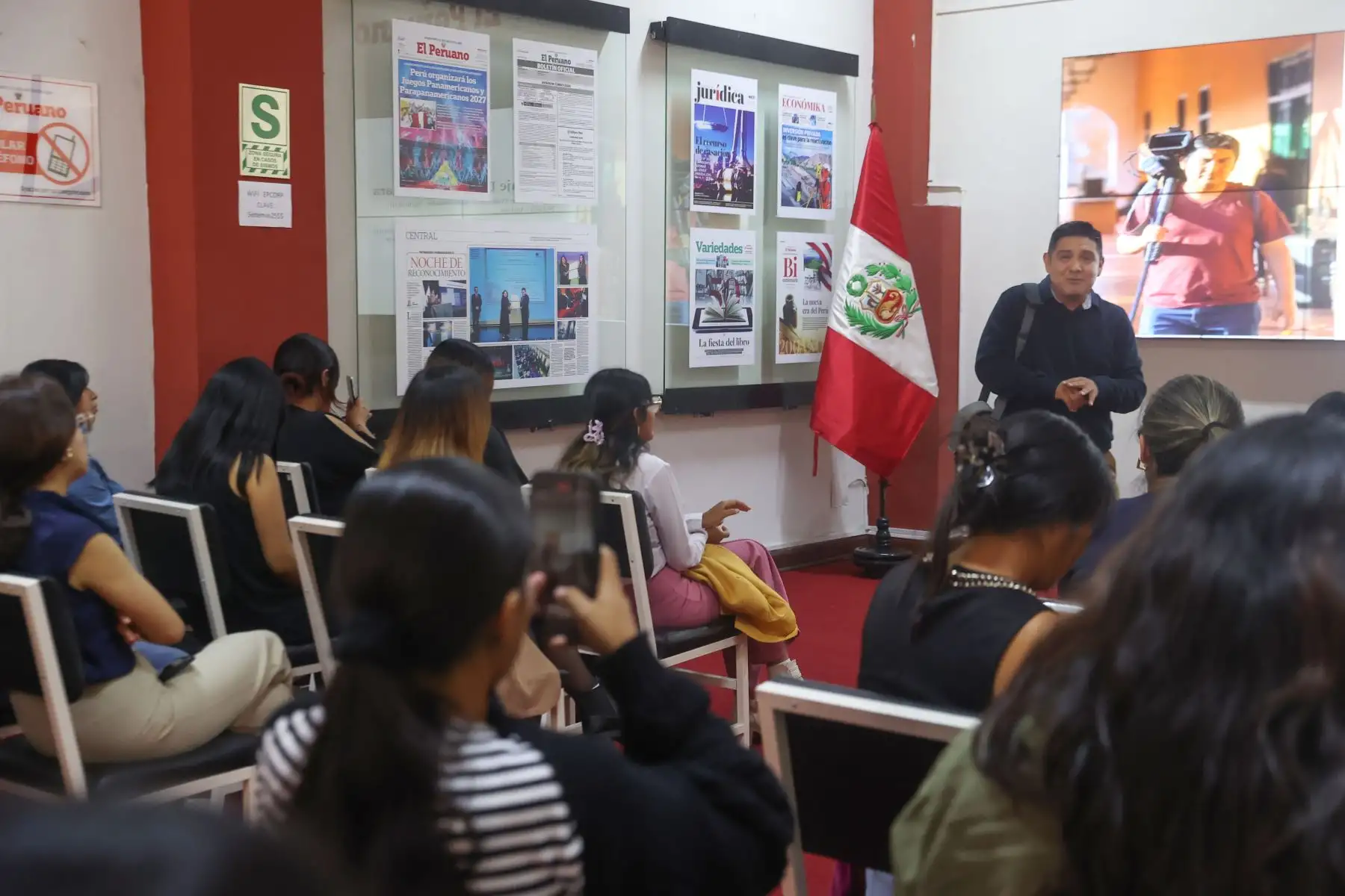 Alumnos de la Universidad Santiago Antunes de Mayolo de Huaraz y la Universidad  nacional de Ucayali visitan Editora Perú para conocer la experiencia Vive Andina. Foto: ANDINA/Melina Mejía
