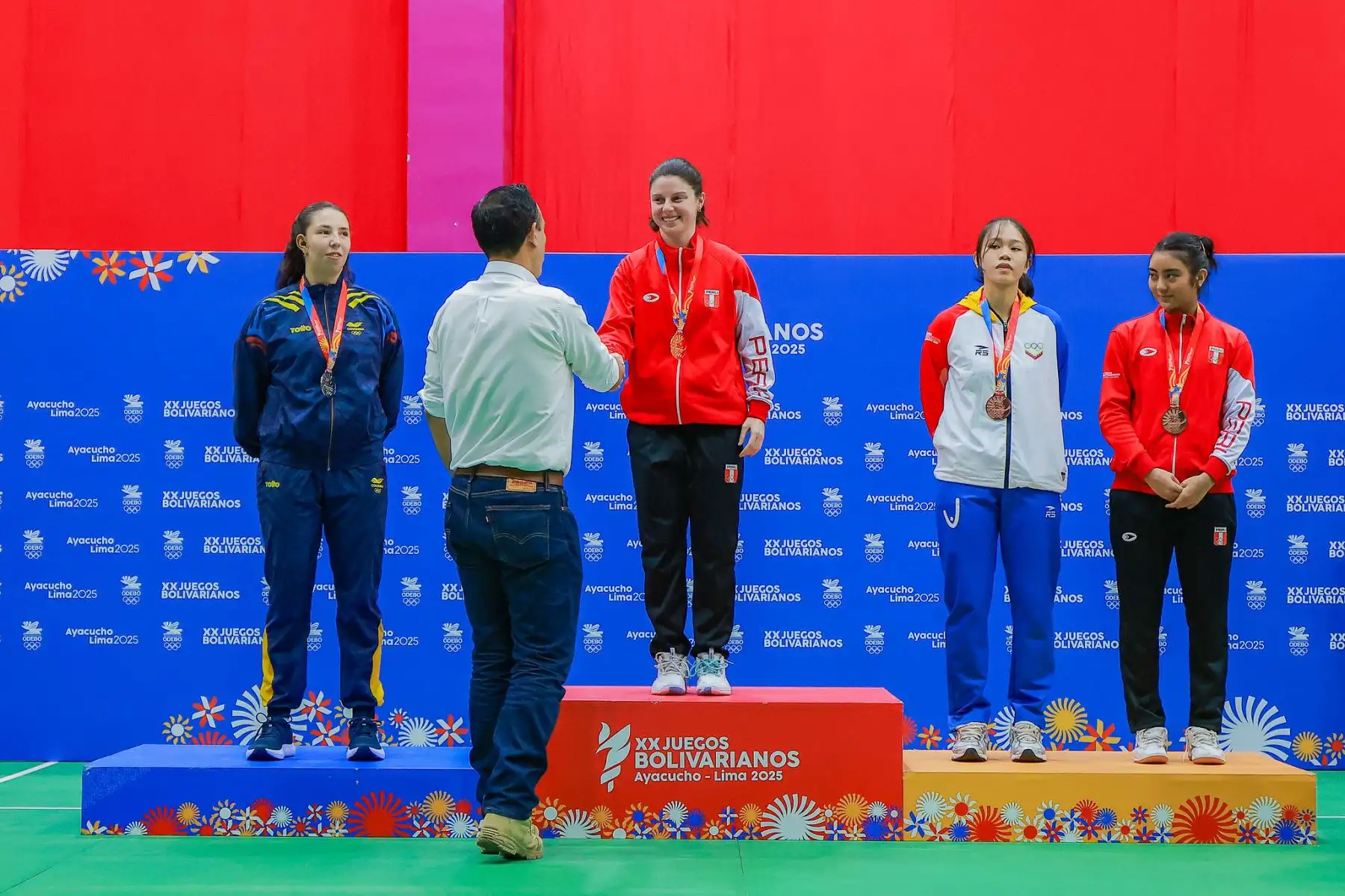 El presidente José Jerí participó en la ceremonia de premiación de Inés Castillo, deportista peruana ganadora del oro en badminton.  Foto: ANDINA/Prensa Presidencia