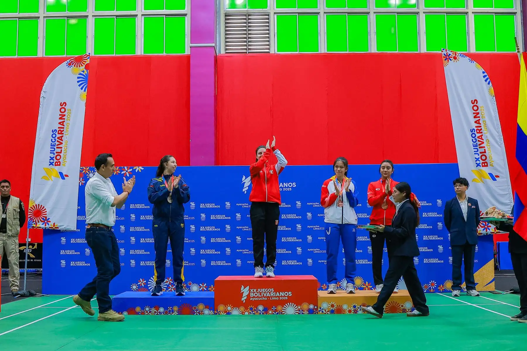 El presidente José Jerí participó en la ceremonia de premiación de Inés Castillo, deportista peruana ganadora del oro en badminton.  Foto: ANDINA/Prensa Presidencia