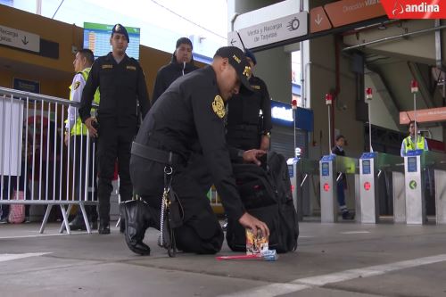 Agentes UDEX y unidad canina realizan operativos en la Línea 1 por aumento de ciudadanos, durante las fiestas de fin de año. Foto: ANDINA