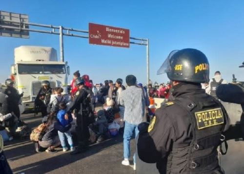 Cerca de un centenar de migrantes de diversas nacionalidades bloquean esta mañana la frontera entre Perú y Chile ante la negativa de Migraciones de permitir el ingreso de extranjeros en situación irregular.