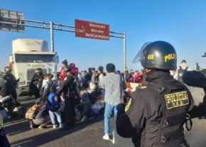 Cerca de un centenar de migrantes de diversas nacionalidades bloquean esta mañana la frontera entre Perú y Chile ante la negativa de Migraciones de permitir el ingreso de extranjeros en situación irregular.
