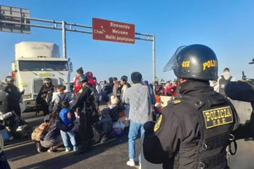 Tacna: Policía se despliega en la frontera ante bloqueo de vía protagonizado por migrantes