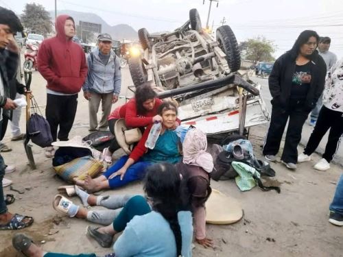 Nueve personas resultaron heridas a consecuencia del choque entre una miniván y una camioneta en la carretera Panamericana Norte, a la altura del distrito y provincia de Pacasmayo, región La Libertad.