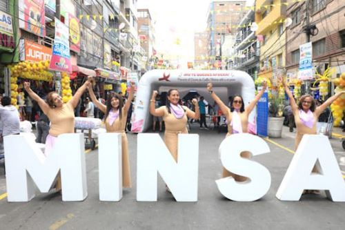 Minsa: mujeres que enfrentan el cáncer participaron en la “Pasarela Rosa” en el emporio de Gamarra. Foto: Difusión