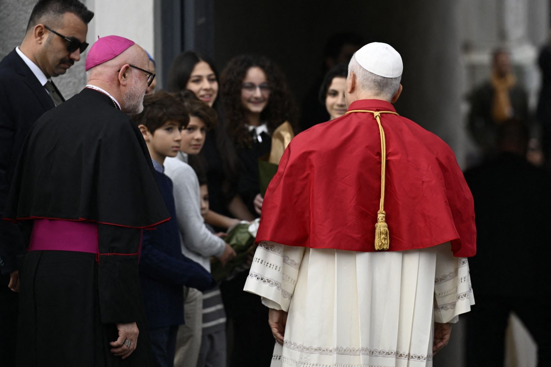 El Papa León XIV llega a la Catedral del Espíritu Santo (catedral de San Esprit) para un encuentro con obispos, sacerdotes, diáconos, consagrados y agentes pastorales en Estambul. AFP
