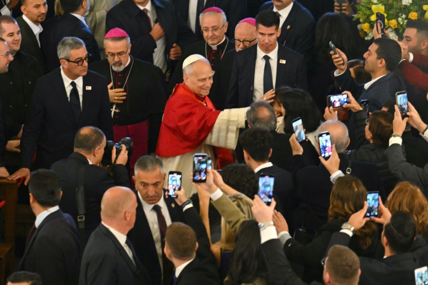 El Papa León XIV llega a la Catedral del Espíritu Santo (catedral de San Esprit) para un encuentro con obispos, sacerdotes, diáconos, consagrados y agentes pastorales en Estambul. AFP