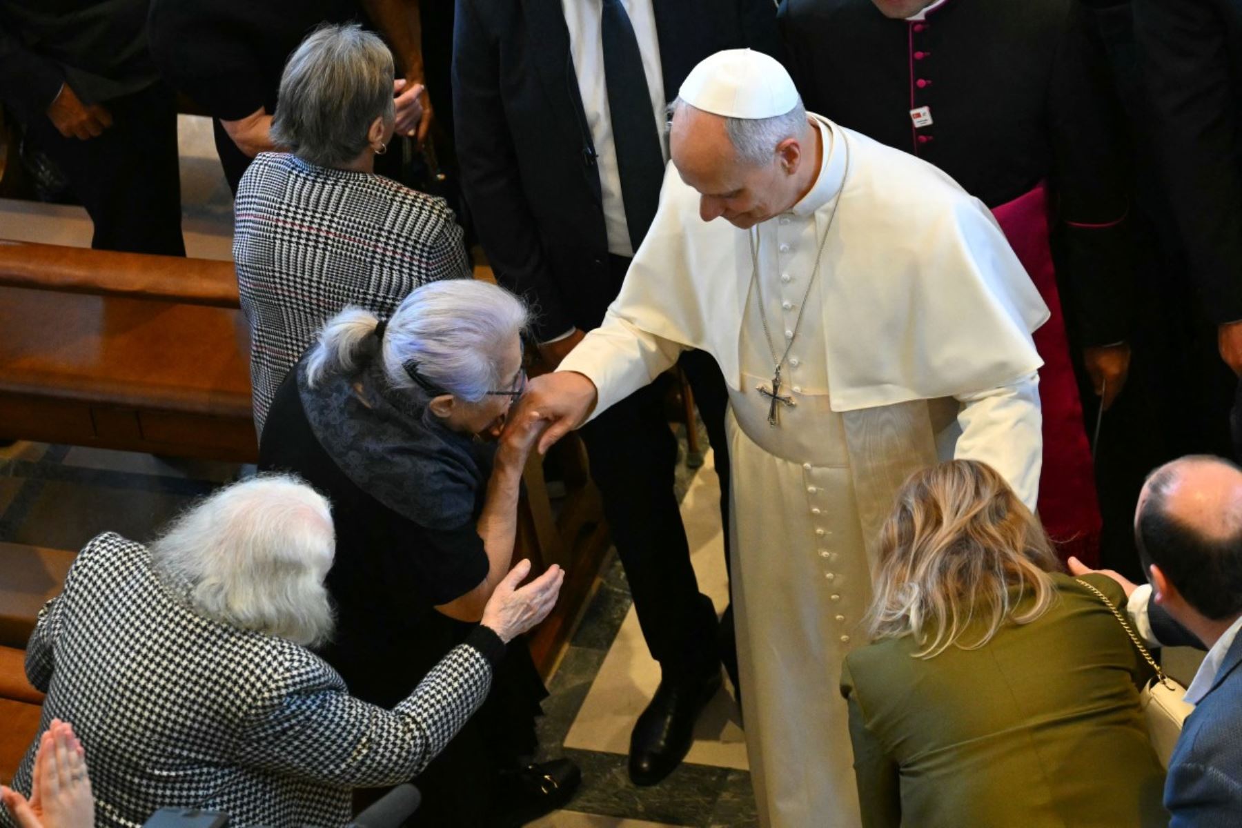 El Papa León XIV visita a las Hermanitas de los Pobres en un hogar para ancianos, en Estambul. AFP