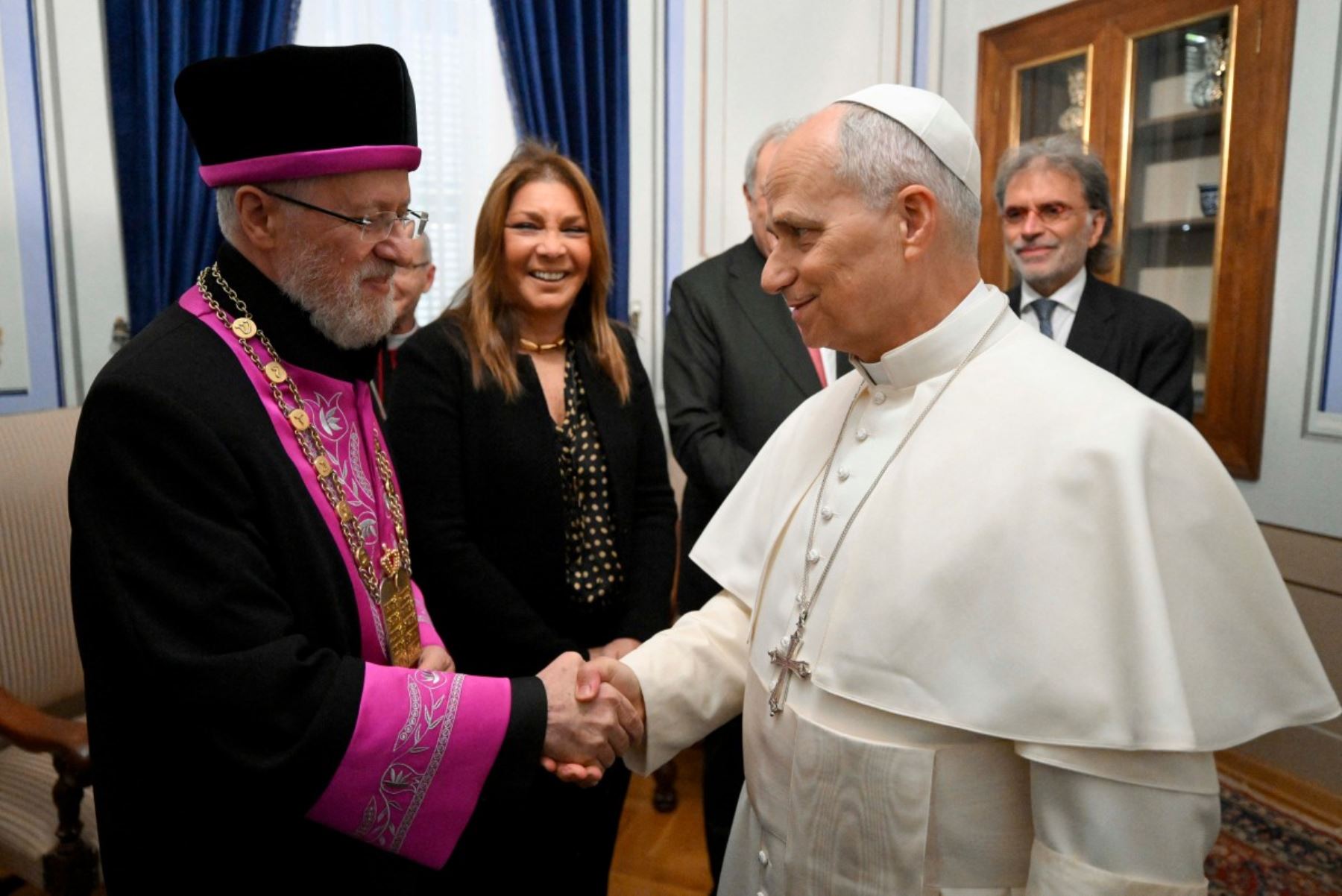 En esta fotografía tomada y difundida el 28 de noviembre de 2025 por los medios del Vaticano, el Papa León XIV se reúne con David Sevi, Gran Rabino de Turquía, en la Delegación Apostólica en Estambul durante el primer viaje apostólico a Turquía y Líbano. AFP