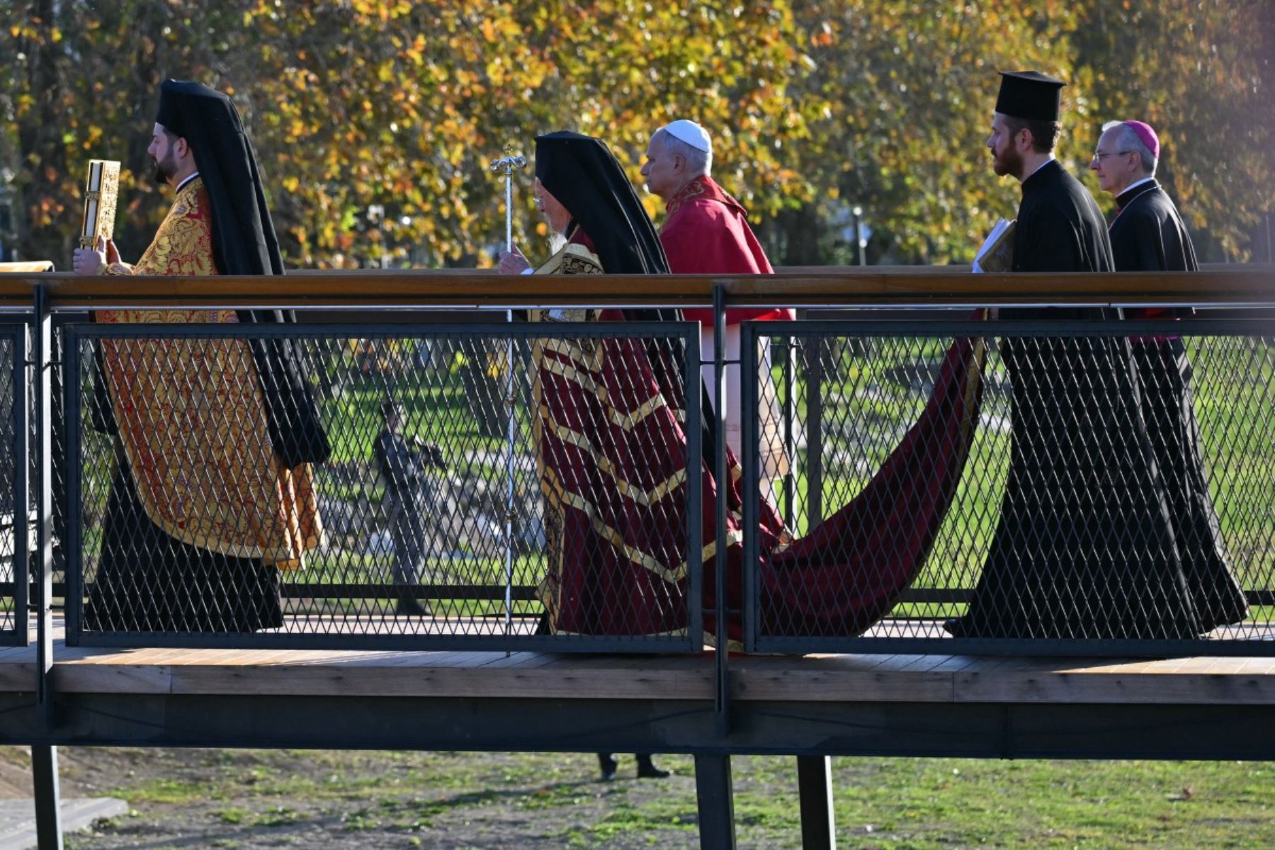 El patriarca Bartolomé I de Constantinopla  y el papa León XIV se van después de asistir a un servicio de oración ecuménico cerca de la basílica bizantina hundida de San Neófito junto al lago Iznik. AFP