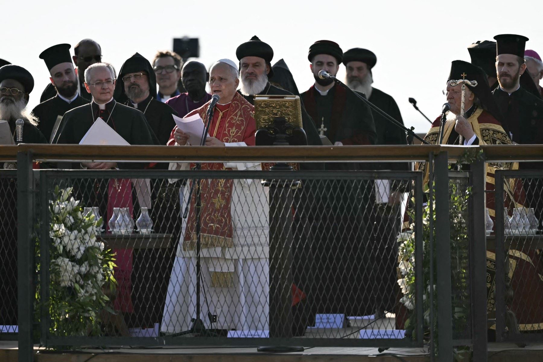 El Papa León XIV y el Patriarca Bartolomé I de Constantinopla asisten a un servicio de oración ecuménico cerca de la Basílica bizantina hundida de San Neófito junto al lago Iznik, el 28 de noviembre de 2025. El Papa León XIV está en una visita de cuatro días a Turquía. AFP