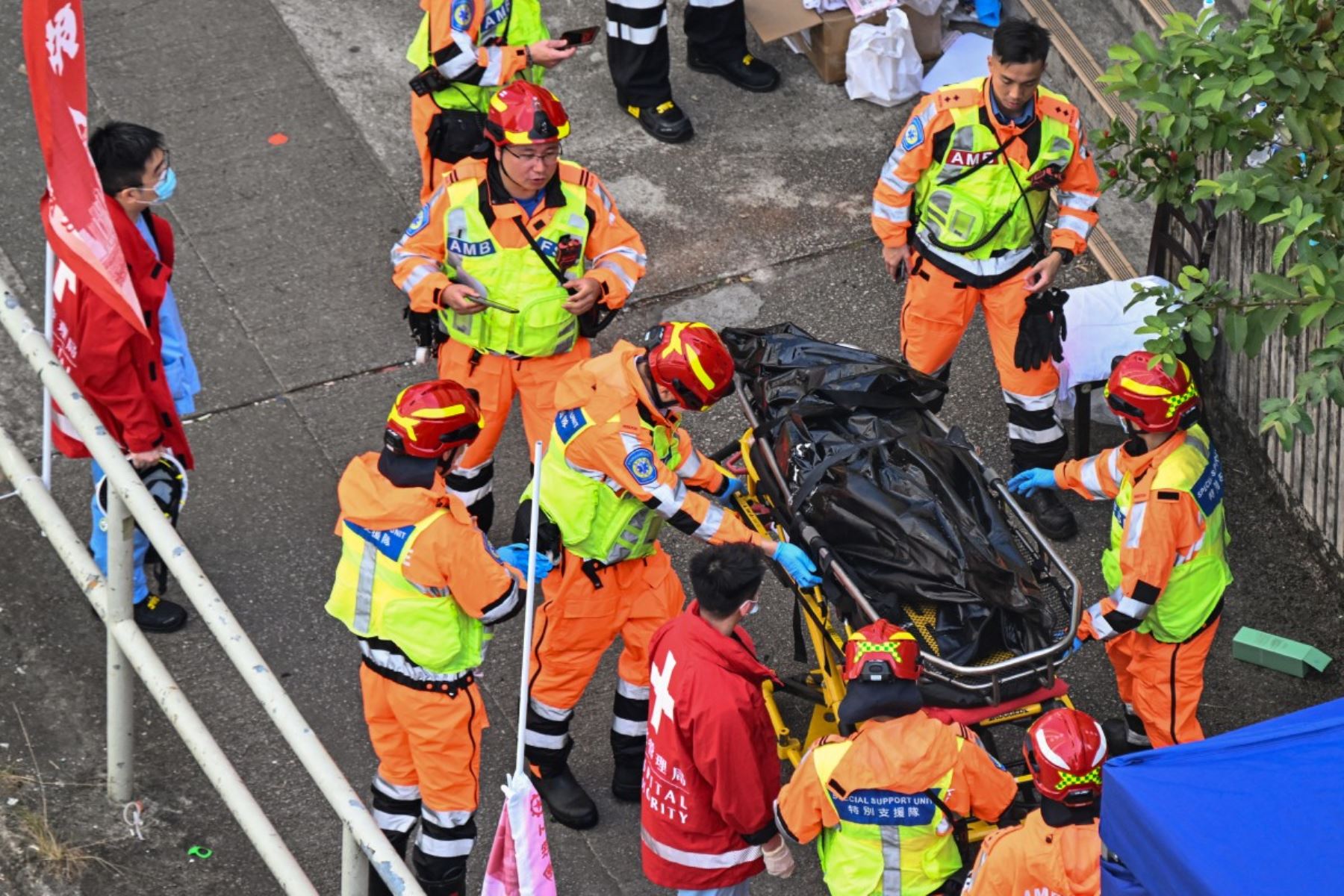 el número de muertos por el peor incendio de la ciudad en décadas había aumentado a al menos 128, con el incendio casi completamente extinguido y los rescatistas recorriendo los edificios de gran altura incendiados en busca de decenas de personas que aún figuran como desaparecidas. AFP