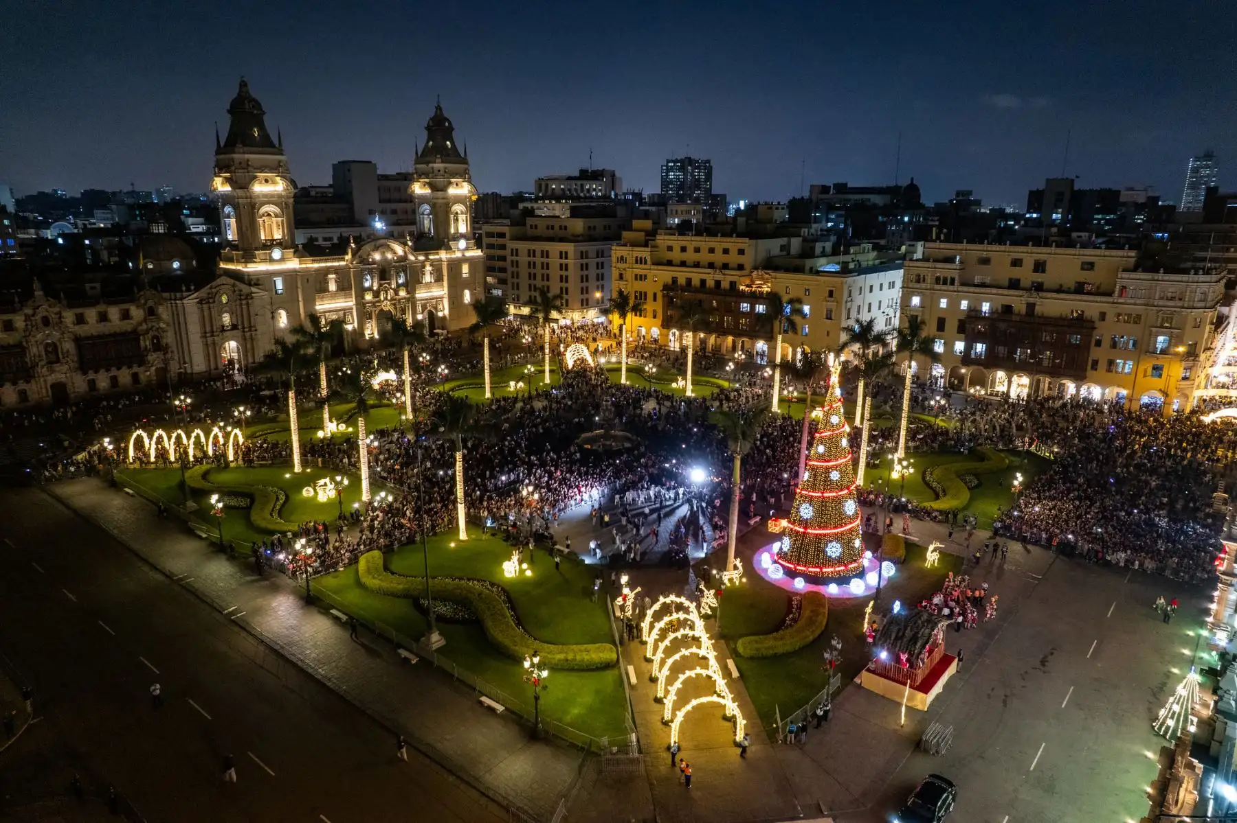 Presidente José Jerí participa del encendido del Árbol de Navidad en la Plaza de Armas. Foto: ANDINA/Prensa Presidencia
