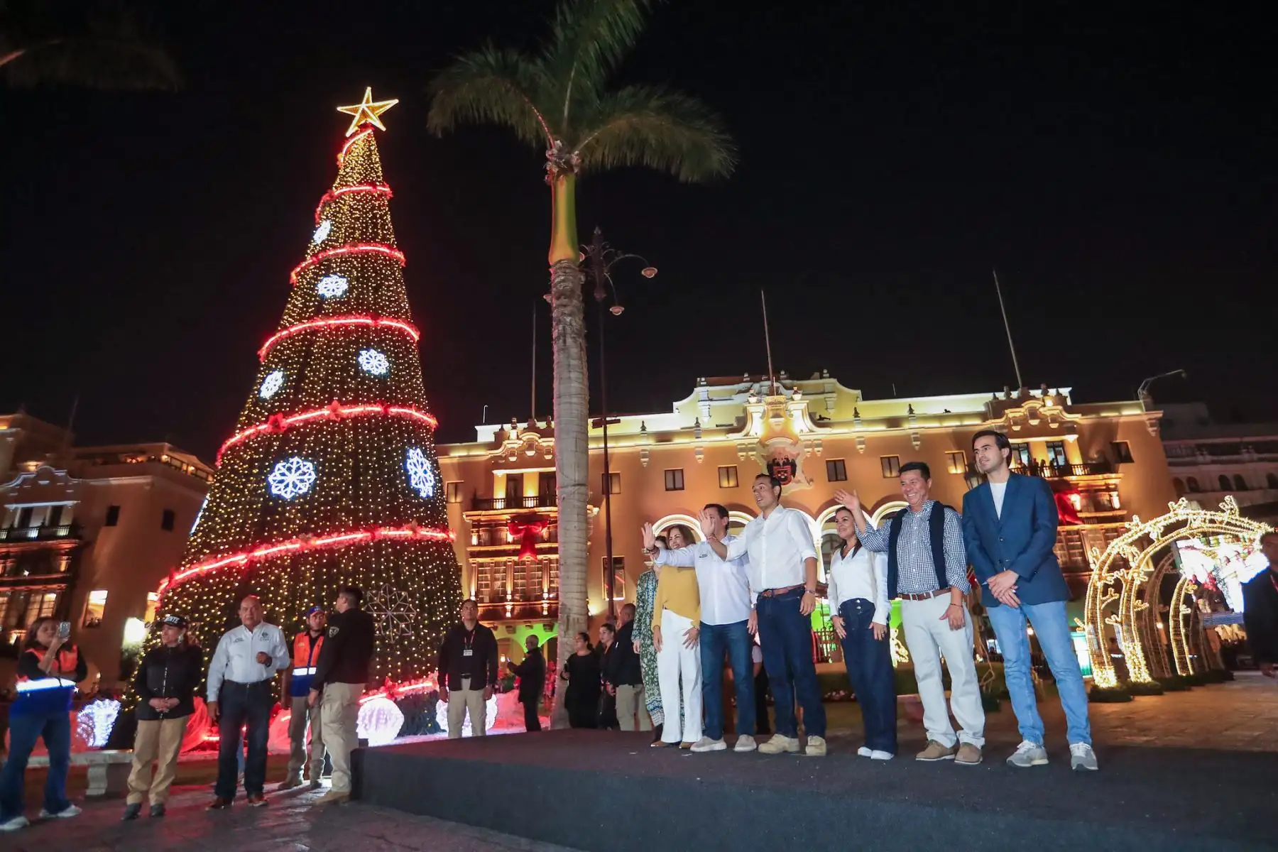 Presidente José Jerí participa del encendido del Árbol de Navidad en la Plaza de Armas. Foto: ANDINA/Prensa Presidencia