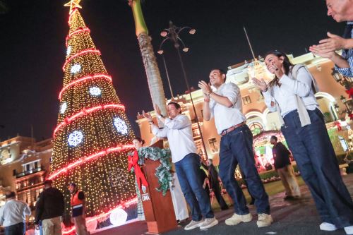 Presidente José Jerí participa del encendido del Árbol de Navidad en la Plaza de Armas