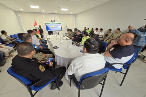El gobernador regional de Tacna refirió que el personal militar está esperando que concluya la reunión para tomar posesión de sus puestos.