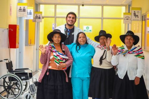 El nuevo centro de salud beneficiará a más de 6000 habitantes, y ofrece servicios de atención integral, emergencias, farmacia, laboratorio clínico, consulta externa y programas de prevención, con un enfoque de salud familiar y comunitaria.