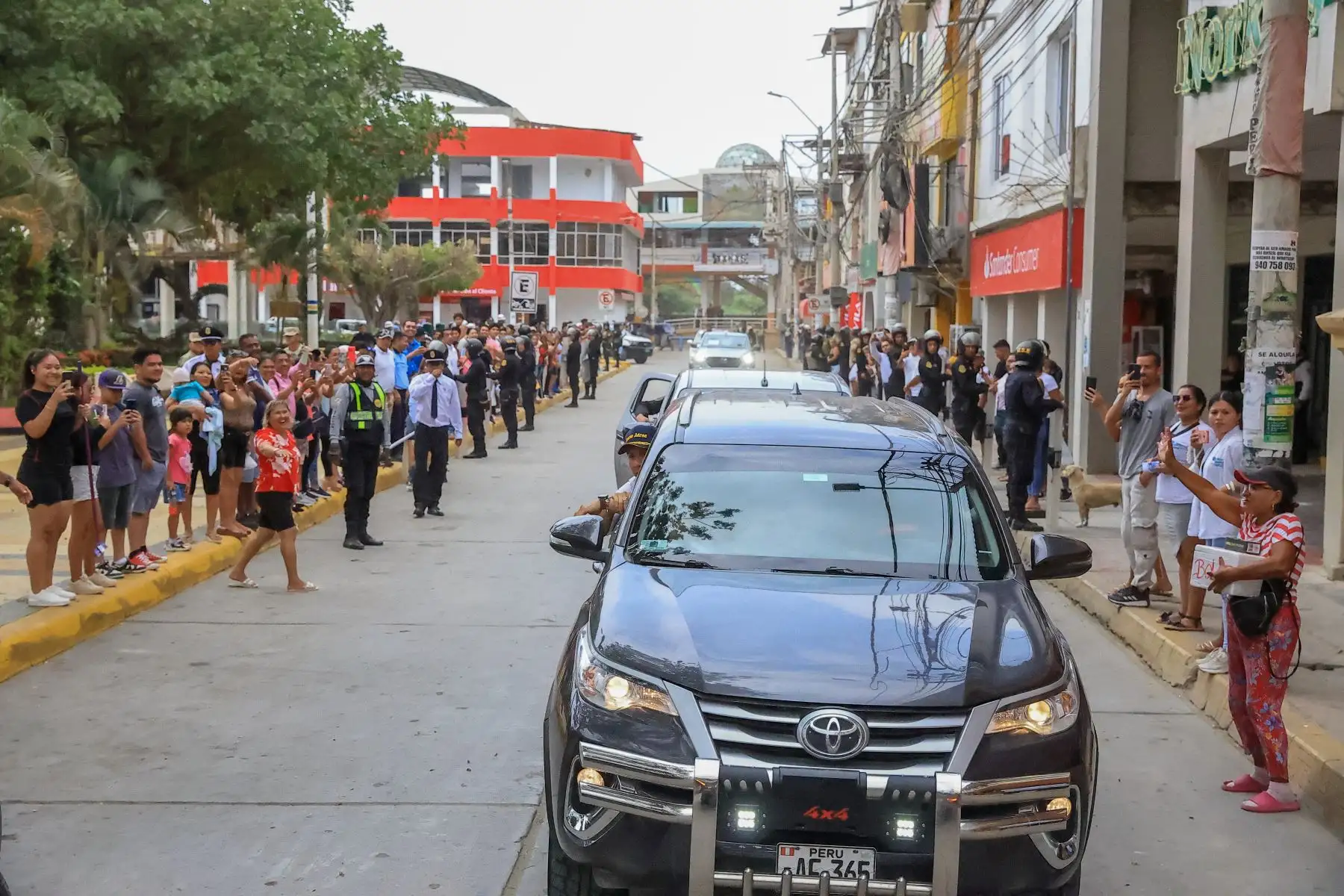 Izamiento del Pabellón Nacional en la Plaza de Armas de Tumbes. Foto: ANDINA/ Prensa Presidencia