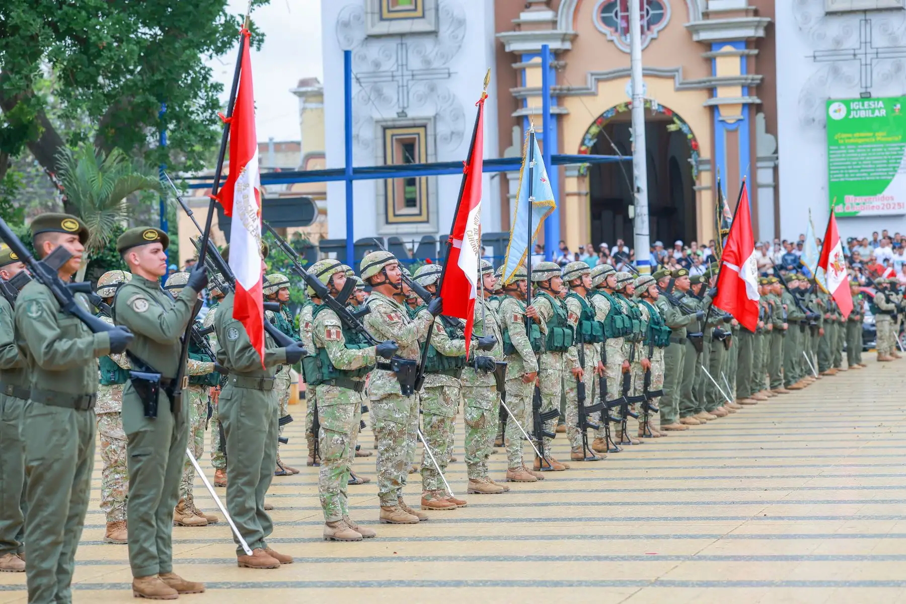 Izamiento del Pabellón Nacional en la Plaza de Armas de Tumbes. Foto: ANDINA/ Prensa Presidencia