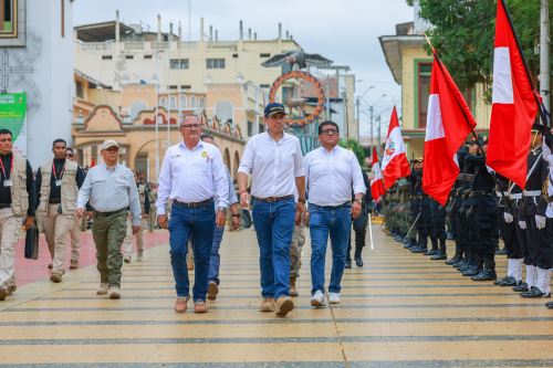 Izamiento del Pabellón Nacional en la Plaza de Armas de Tumbes