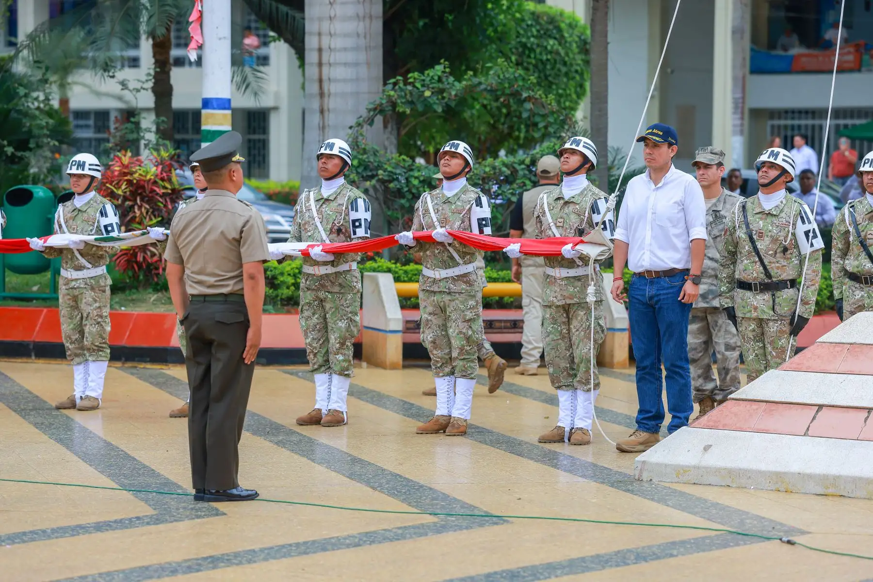 Izamiento del Pabellón Nacional en la Plaza de Armas de Tumbes. Foto: ANDINA/ Prensa Presidencia