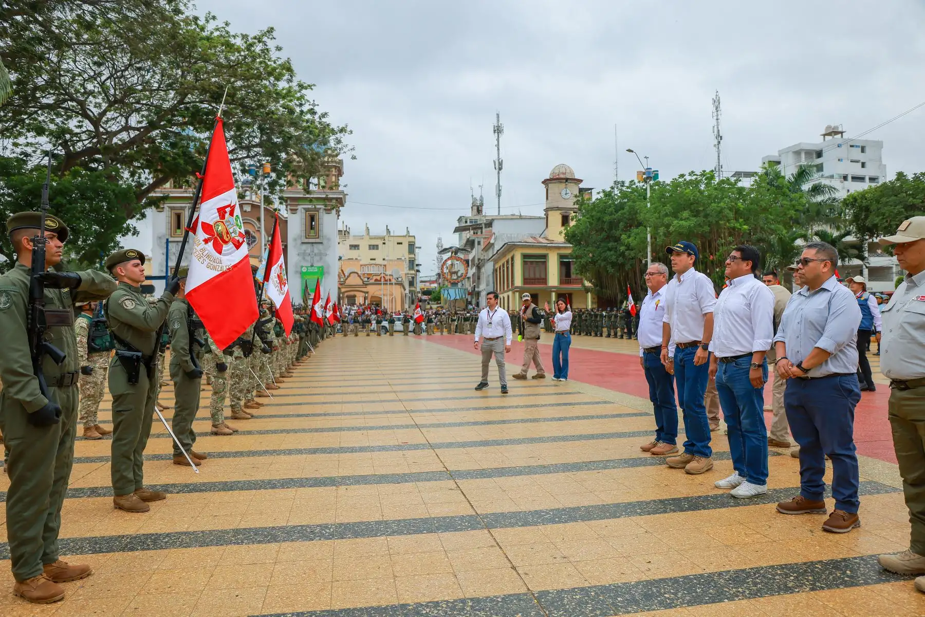 Izamiento del Pabellón Nacional en la Plaza de Armas de Tumbes. Foto: ANDINA/ Prensa Presidencia