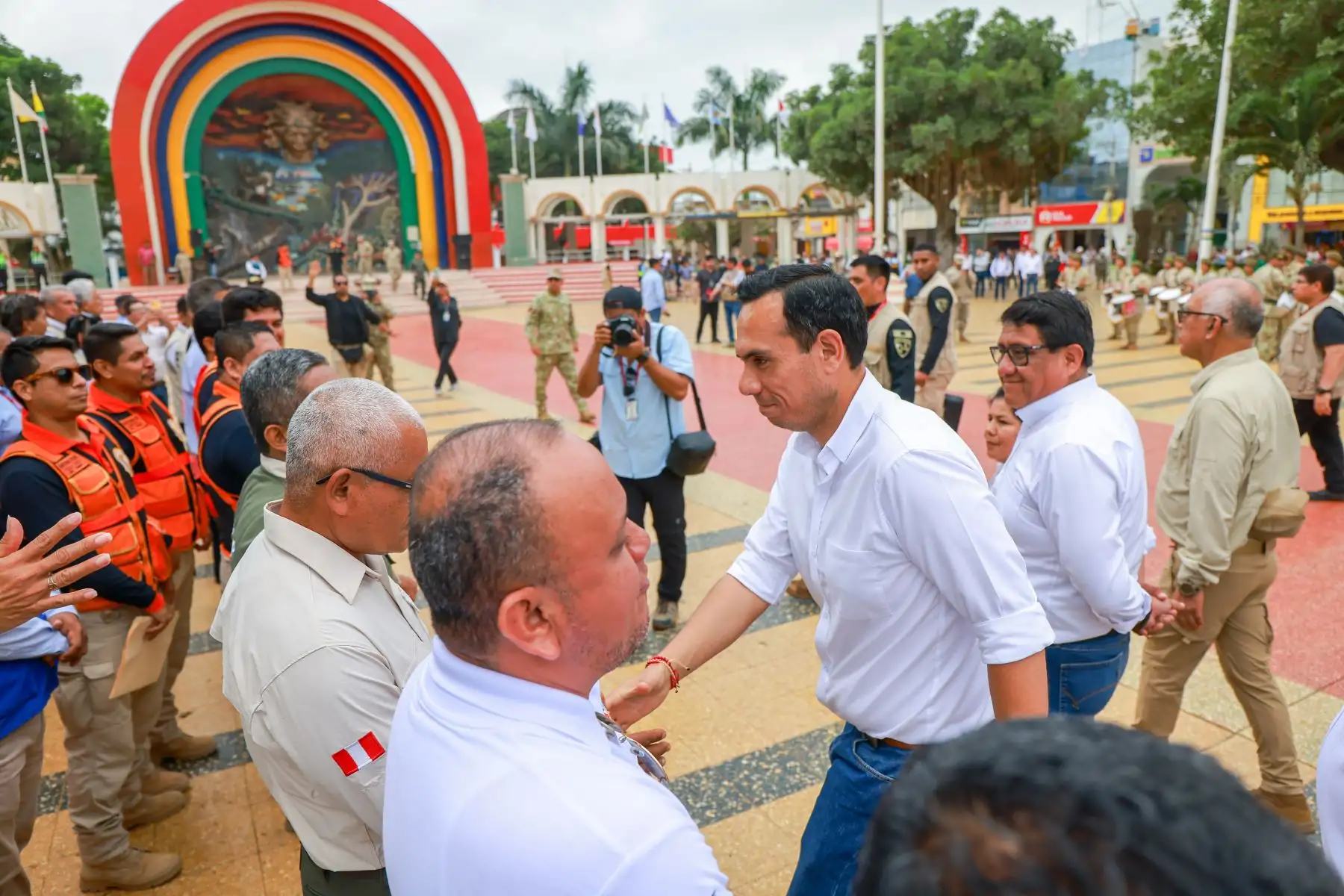 Izamiento del Pabellón Nacional en la Plaza de Armas de Tumbes. Foto: ANDINA/ Prensa Presidencia
