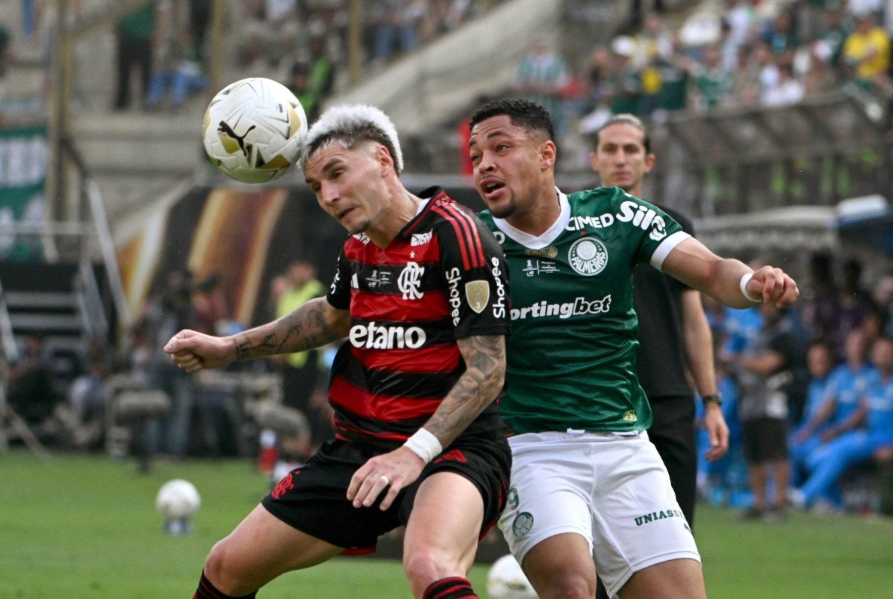El defensor uruguayo del Flamengo #02 Guillermo Varela (Ir) y el delantero #09 del Palmeiras Vitor Roque (R) luchan por el balón durante el partido final de fútbol de la Copa Libertadores de Brasil entre Palmeiras y Flamengo en el estadio Monumental 