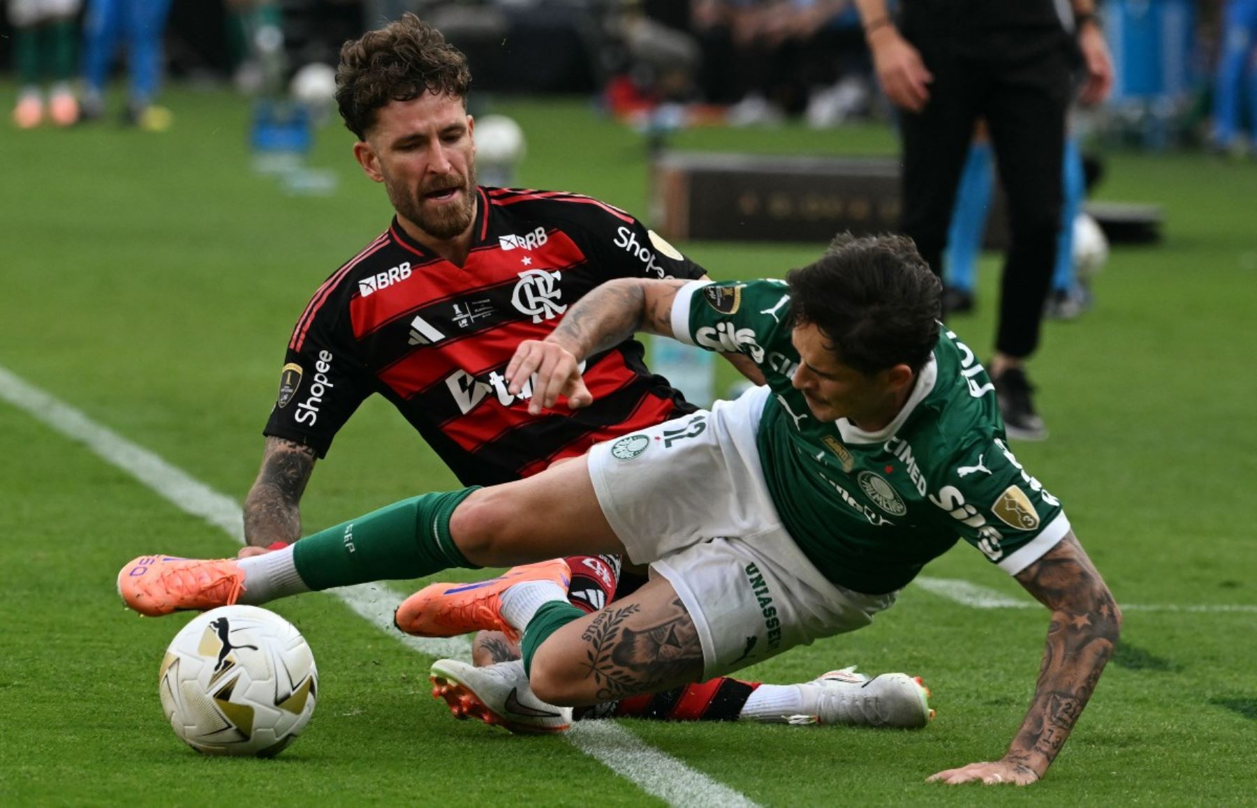 El defensor del Flamengo #04 Leo Pereira (Ix) y el defensor #12 del Palmeiras Khellven (R) luchan por el balón durante el partido final de fútbol de la Copa Libertadores brasileña entre Palmeiras y Flamengo en el estadio Monumental 