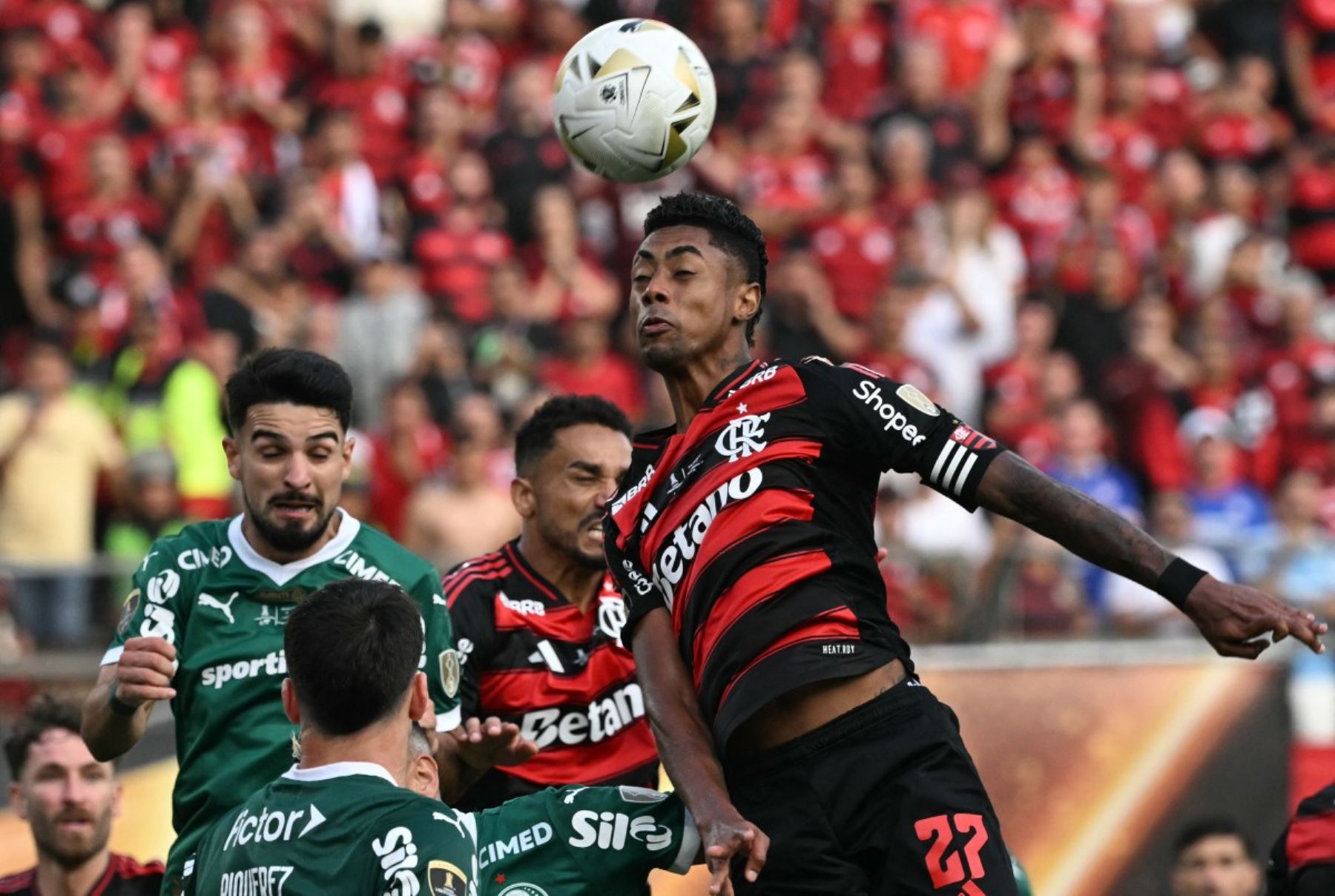 El delantero #27 del Flamengo, Bruno Henrique, encabeza la pelota durante el partido final de fútbol de la Copa Libertadores brasileña entre Palmeiras y Flamengo en el estadio Monumental 