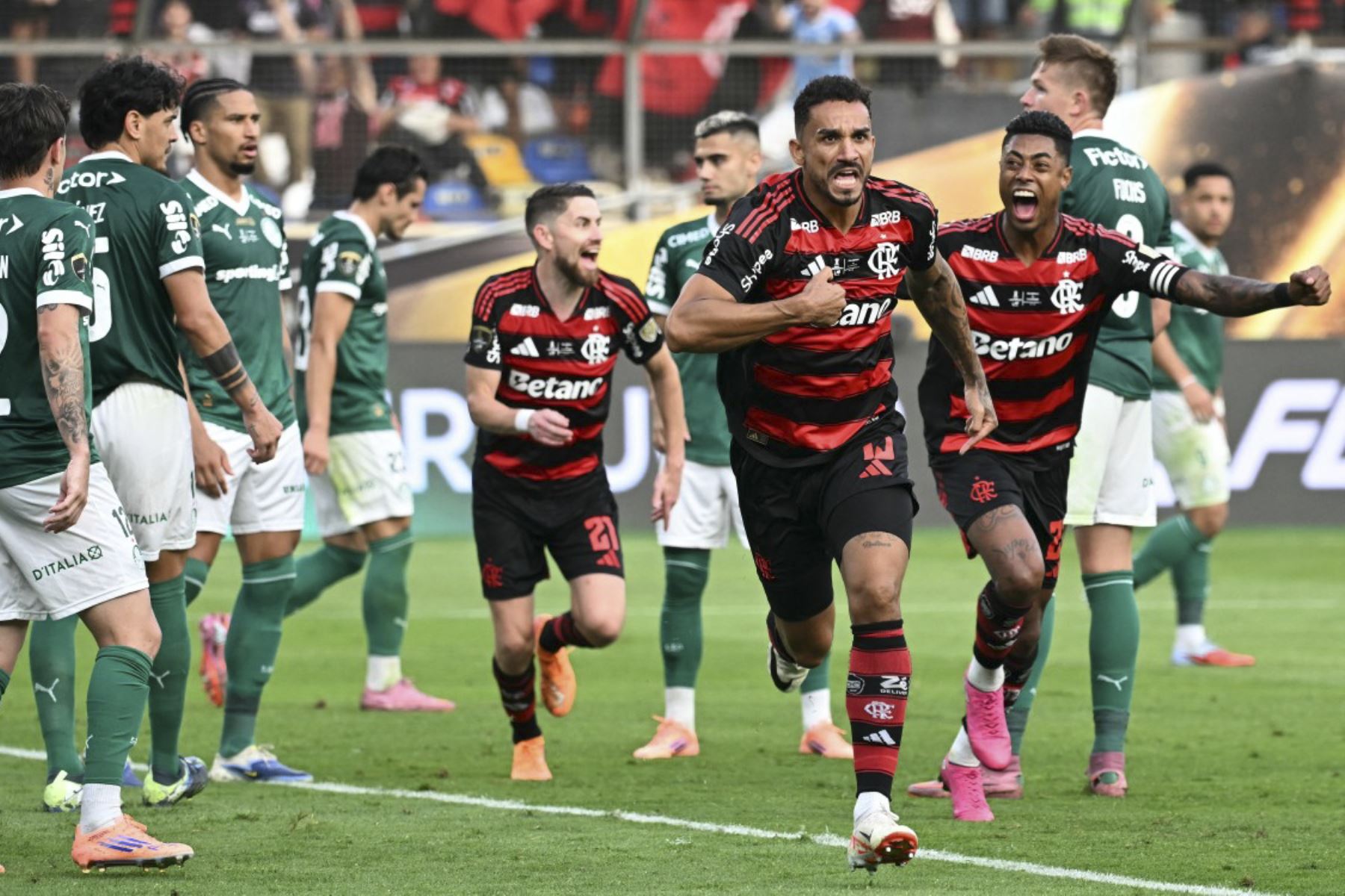 El defensa del Flamengo, Danilo, celebra el primer gol de su equipo durante el partido final de fútbol de la Copa Libertadores brasileña entre Palmeiras y Flamengo en el estadio Monumental 