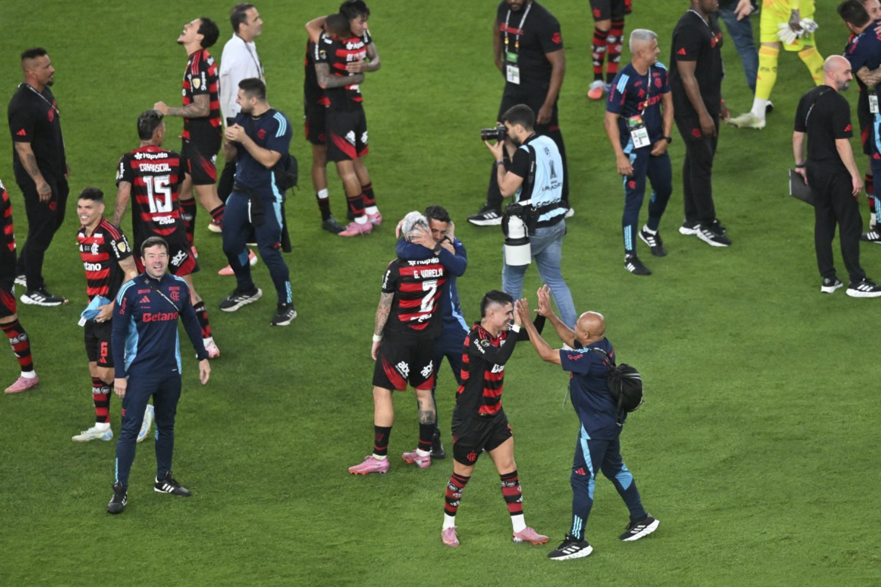 Los jugadores del Flamengo celebran después de ganar el partido final de fútbol de la Copa Libertadores brasileña entre Palmeiras y Flamengo en el estadio Monumental 
