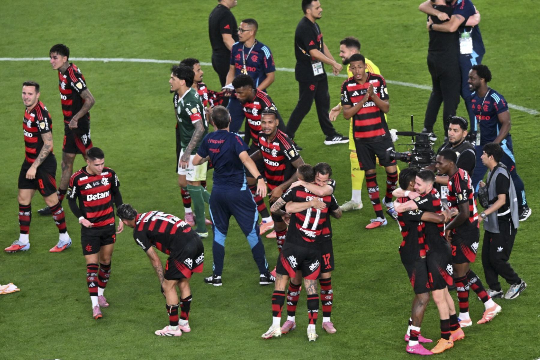 Los jugadores del Flamengo celebran después de ganar el partido final de fútbol de la Copa Libertadores brasileña entre Palmeiras y Flamengo en el estadio Monumental 