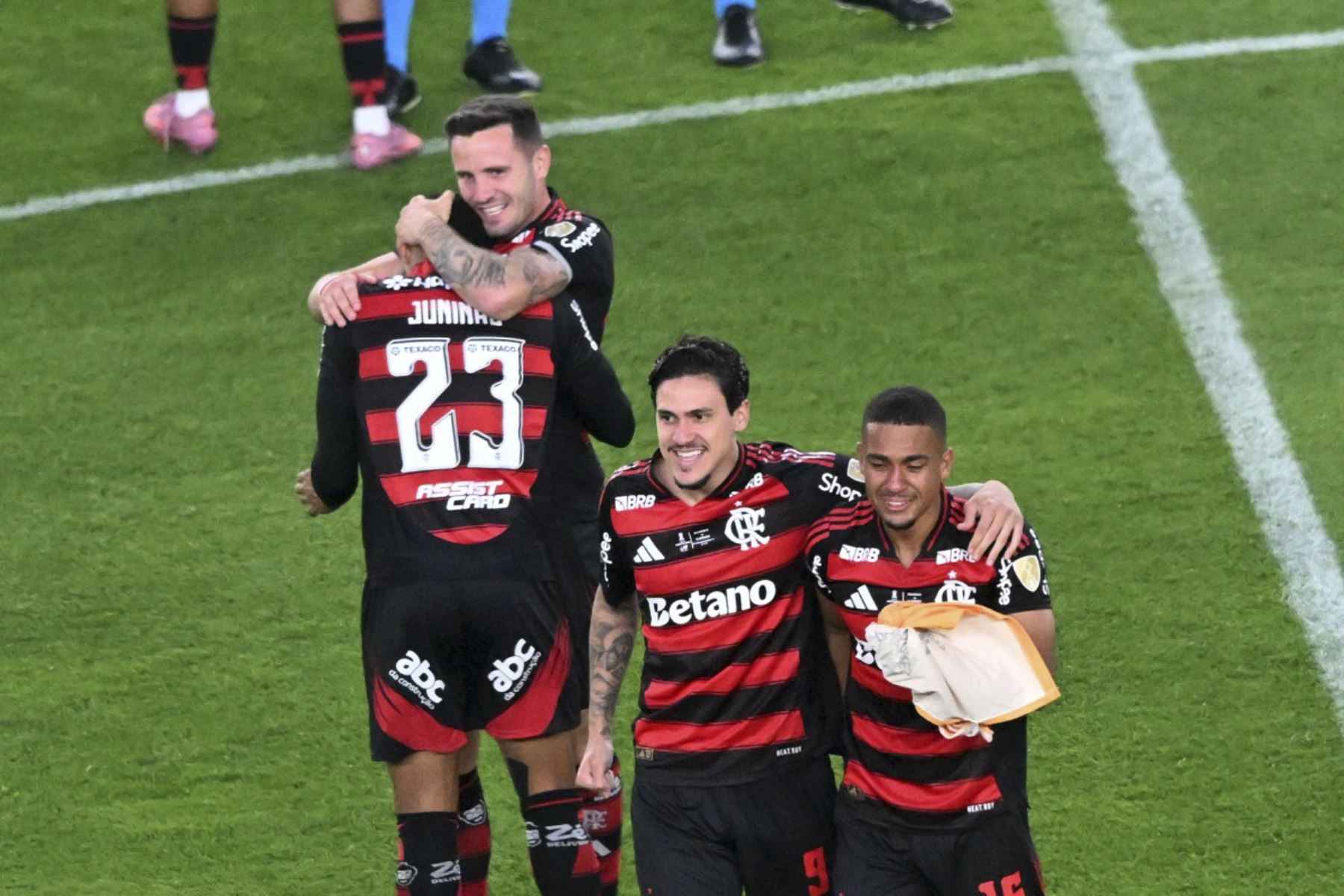 El delantero #23 del Flamengo, Juninho, el centrocampista español #08 Saul Niguez, el delantero #09 Pedro y el delantero #16 Samuel Lino celebran después de ganar el partido final de fútbol de la Copa Libertadores brasileña entre Palmeiras y Flamengo en el estadio Monumental 