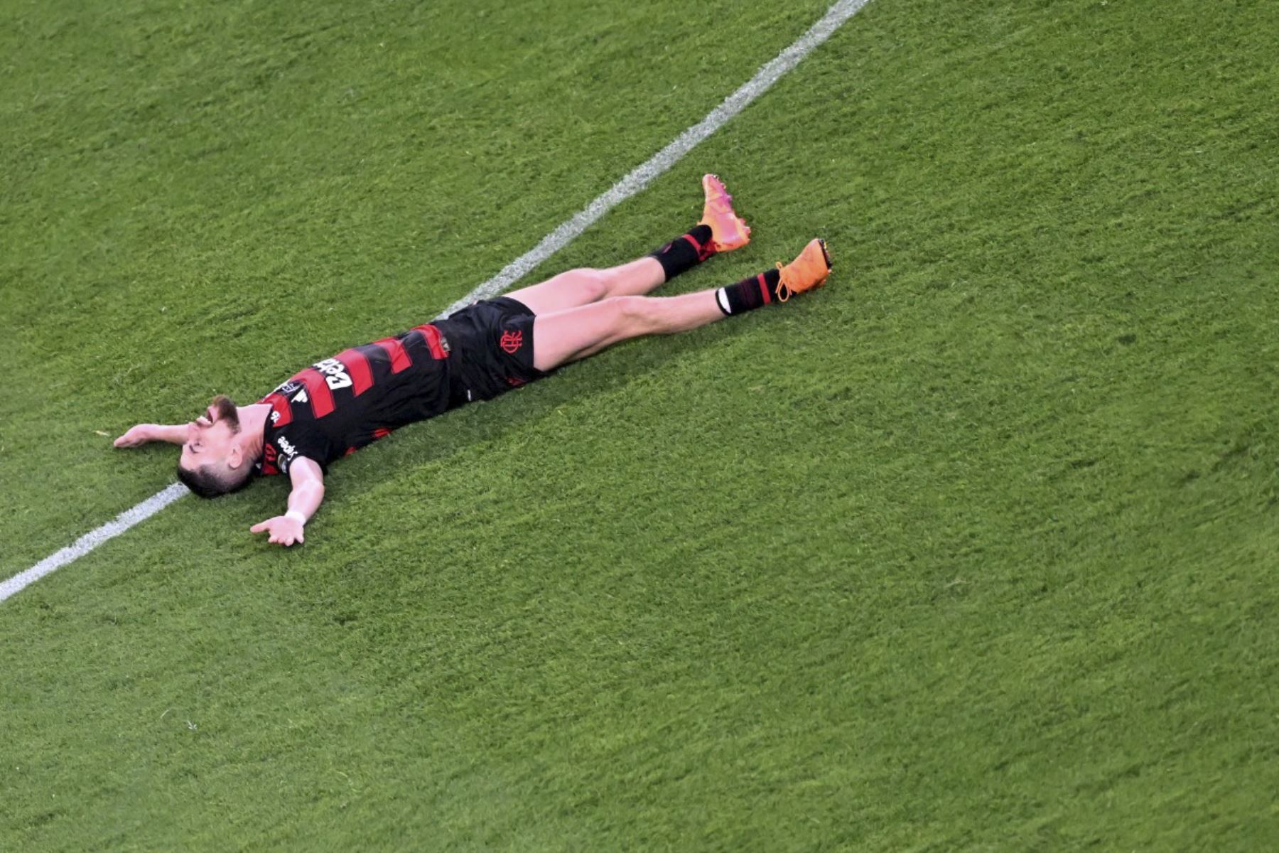 El centrocampista italiano del Flamengo #21 Jorginho celebra después de ganar el partido final de fútbol de la Copa Libertadores brasileña entre Palmeiras y Flamengo en el estadio del Maratón Monumental 