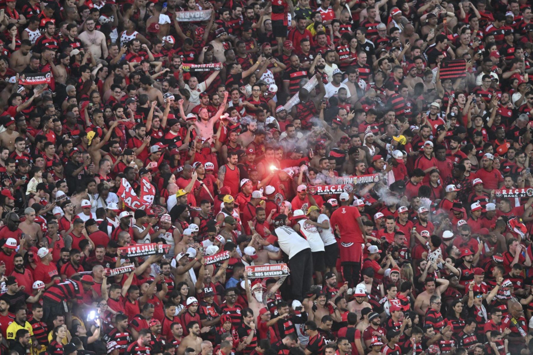 Un fanático del Flamengo enciende una llamarada roja durante el partido final de fútbol de la Copa Libertadores brasileña entre Palmeiras y Flamengo en el estadio Monumental 