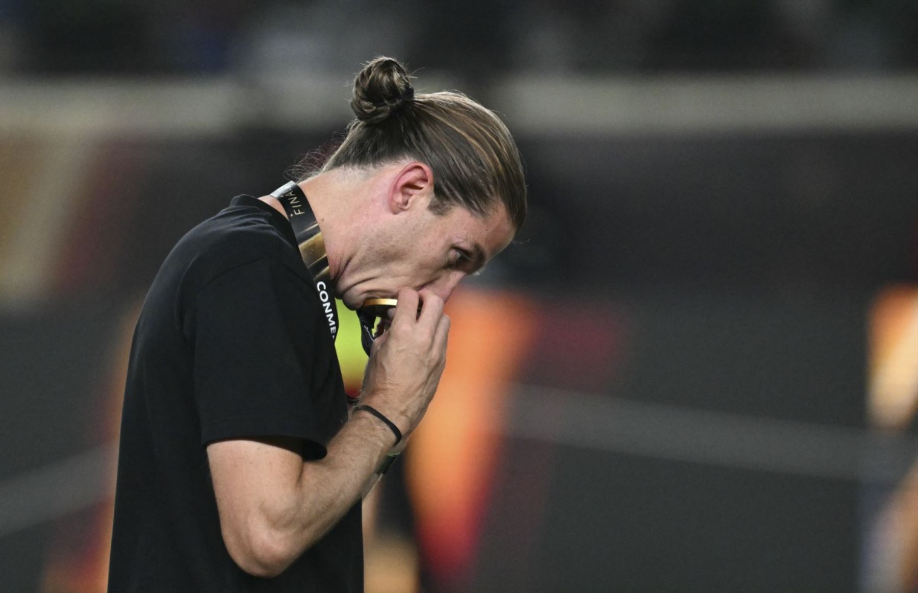El entrenador principal del Flamengo, Filipe Luis, besa la medalla de campeones después de ganar el partido final de fútbol de la Copa Libertadores de Brasil entre Palmeiras y Flamengo en el estadio del Maratón Monumental 