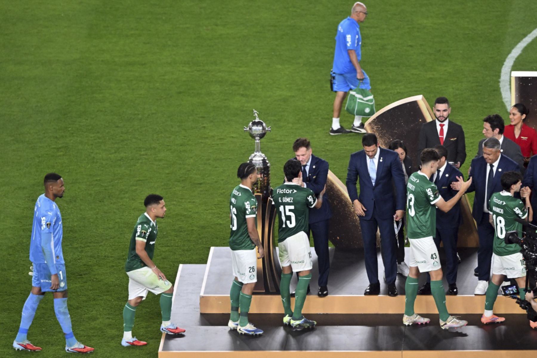 El defensor paraguayo #15 del Palmeiras, Gustavo Gómez, y sus compañeros de equipo reciben la medalla del segundo lugar del presidente paraguayo de la Conmebol, Alejandro Domínguez, durante la ceremonia de entrega del partido final de fútbol de la Copa Libertadores brasileña entre Palmeiras y Flamengo en el estadio Monumental 