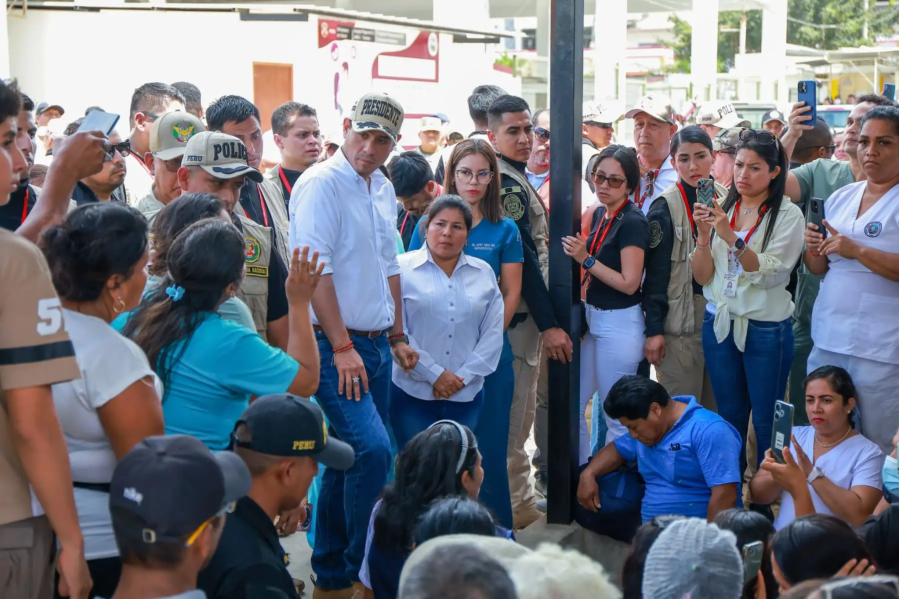 El presidente José Jerí inspeccionó las instalaciones del Hospital Regional José Alfredo Mendoza Olavarría, en Tumbes. Foto: Presidencia