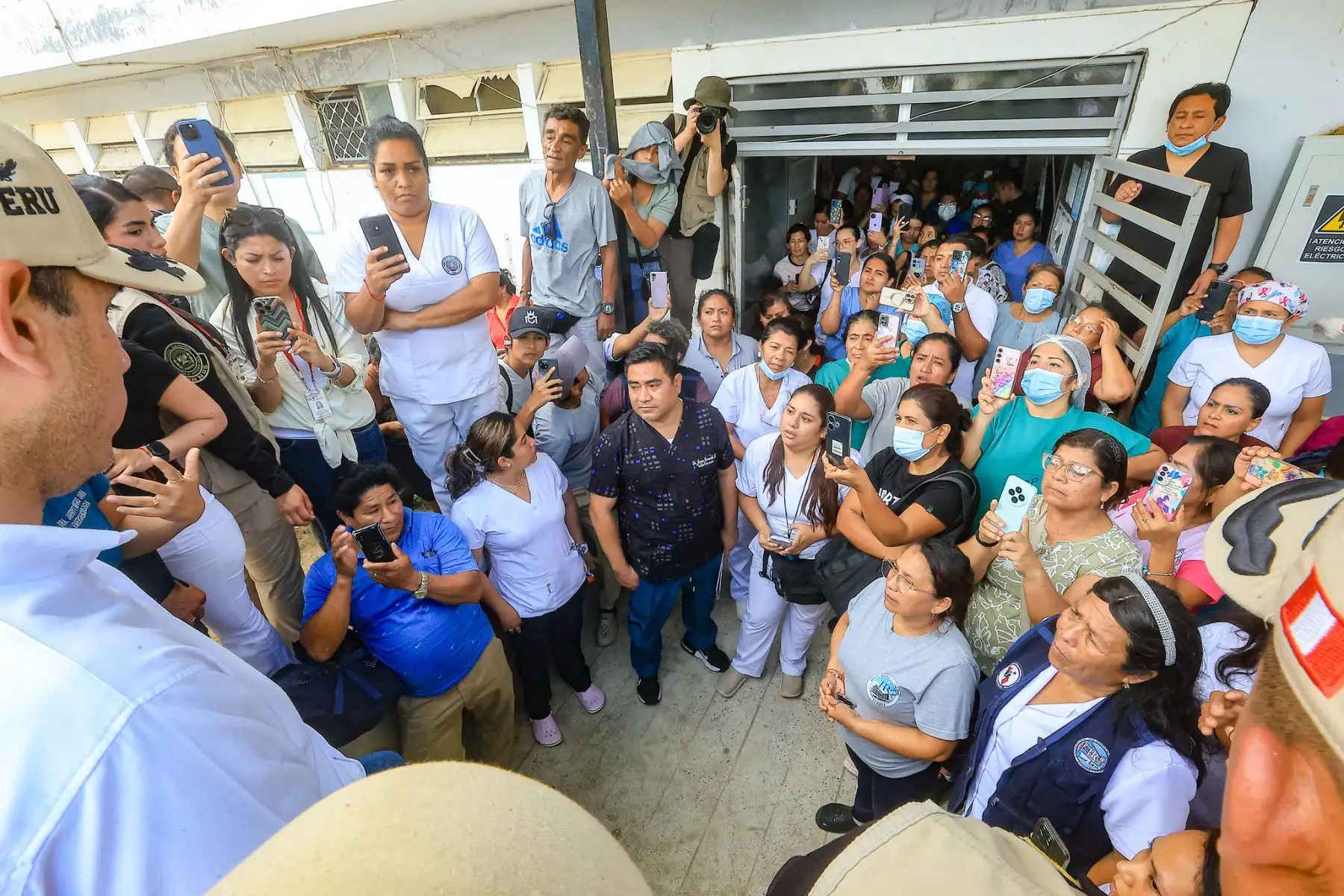 El presidente José Jerí inspeccionó las instalaciones del Hospital Regional José Alfredo Mendoza Olavarría, en Tumbes. Foto: Presidencia