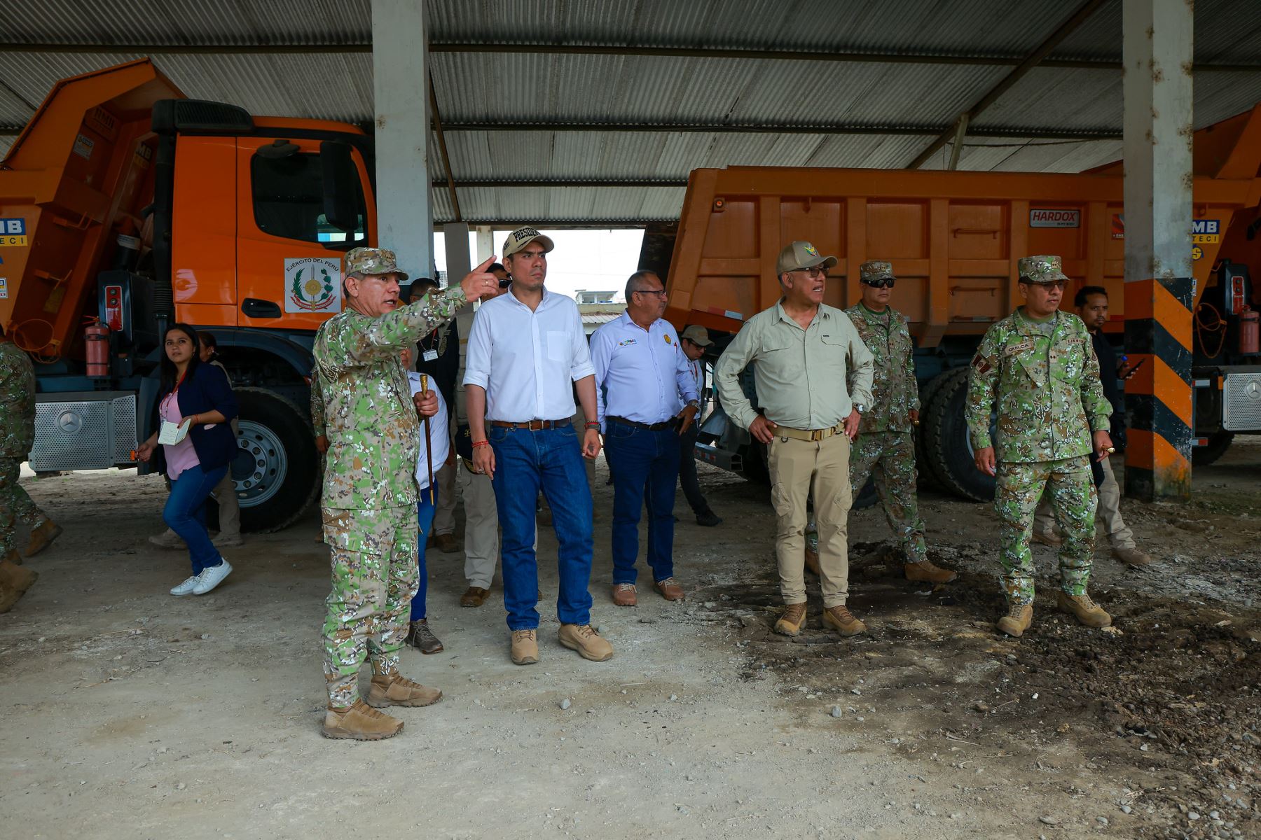 El presidente José Jerí visitó el Fuerte Chamochumbi – Batallón de Ingeniería de Combate N.º 1, donde verificó las capacidades operativas  logisticas con las que cuentan el Ejército del Perú para ejecutar labores preventivas frente a posibles desastres naturales en esta zona del país. Foto: Presidencia