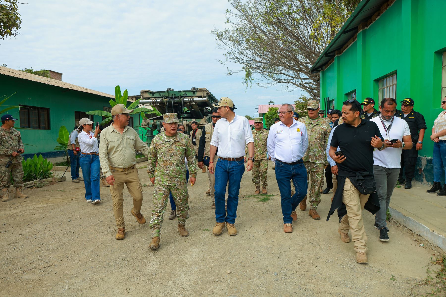 El presidente José Jerí visitó el Fuerte Chamochumbi – Batallón de Ingeniería de Combate N.º 1, donde verificó las capacidades operativas logísticas con las que cuentan el Ejército del Perú para ejecutar labores preventivas frente a posibles desastres naturales en esta zona del país. Foto: Presidencia