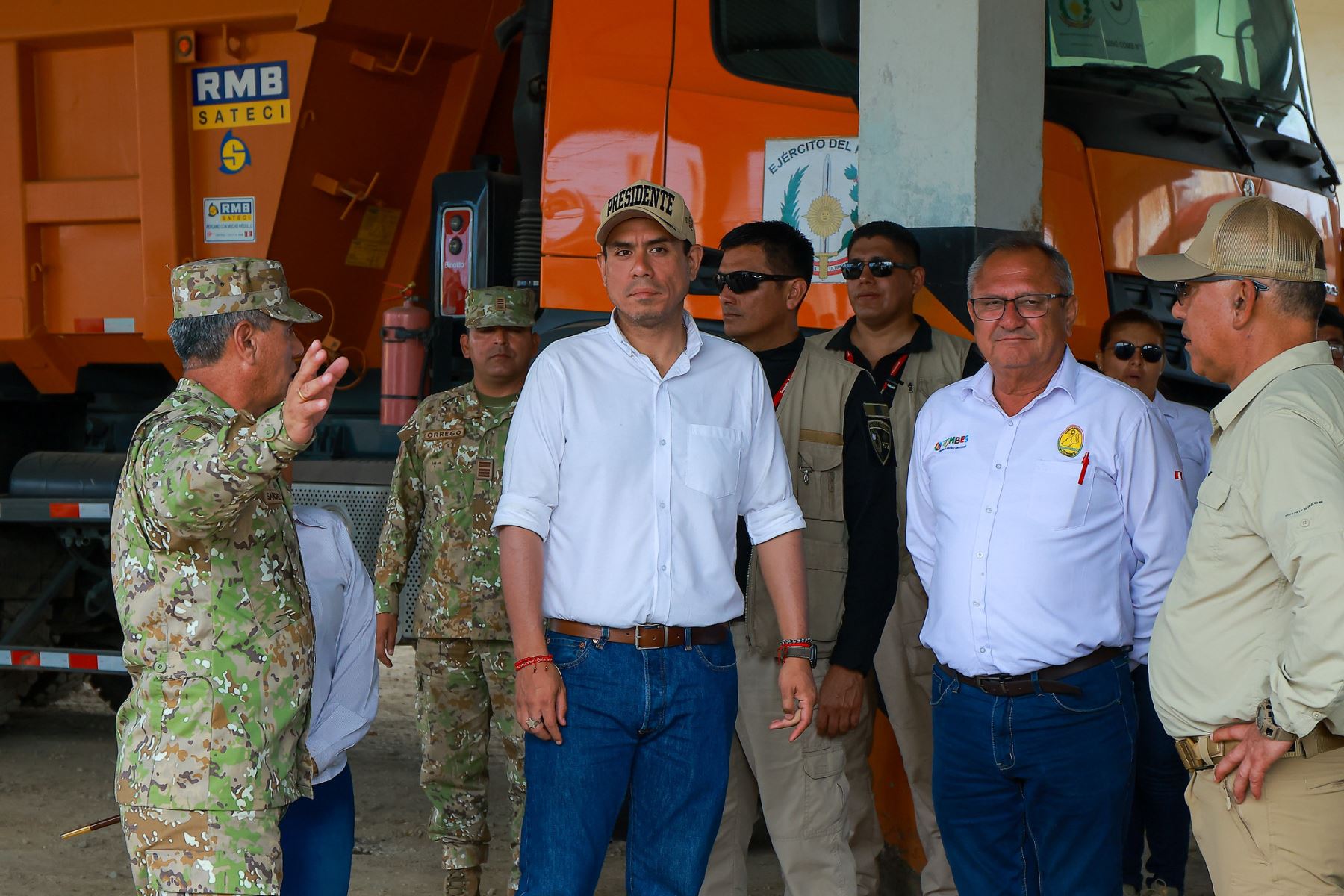 El presidente José Jerí visitó el Fuerte Chamochumbi – Batallón de Ingeniería de Combate N.º 1, donde verificó las capacidades operativas logísticas con las que cuentan el Ejército del Perú para ejecutar labores preventivas frente a posibles desastres naturales en esta zona del país. Foto: Presidencia