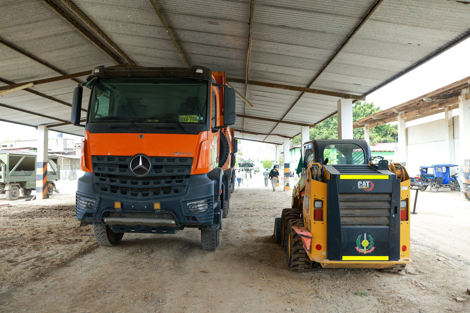 El presidente José Jerí visitó el Fuerte Chamochumbi – Batallón de Ingeniería de Combate N.º 1, donde verificó las capacidades operativas logísticas con las que cuentan el Ejército del Perú para ejecutar labores preventivas frente a posibles desastres naturales en esta zona del país. Foto: Presidencia