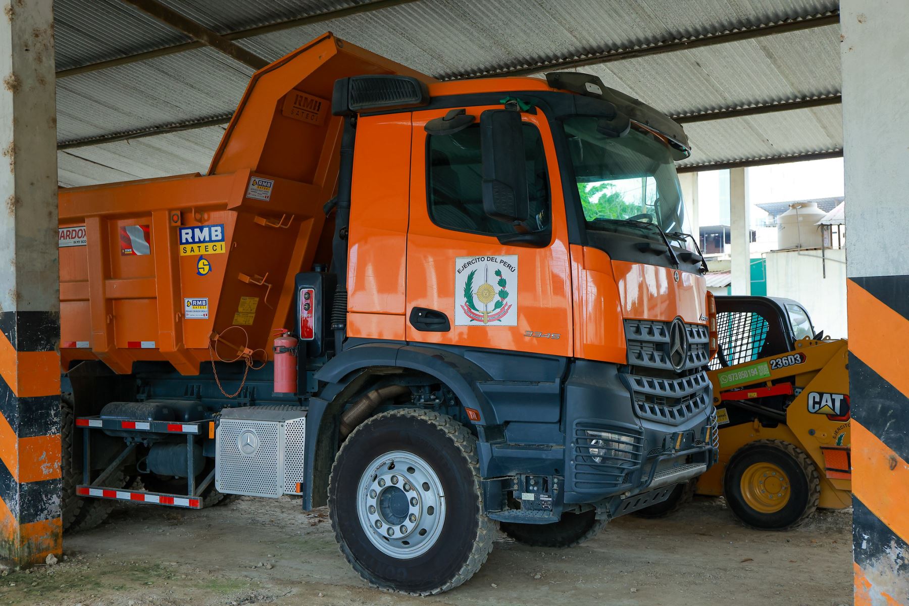 El presidente José Jerí visitó el Fuerte Chamochumbi – Batallón de Ingeniería de Combate N.º 1, donde verificó las capacidades operativas logísticas con las que cuentan el Ejército del Perú para ejecutar labores preventivas frente a posibles desastres naturales en esta zona del país. Foto: Presidencia