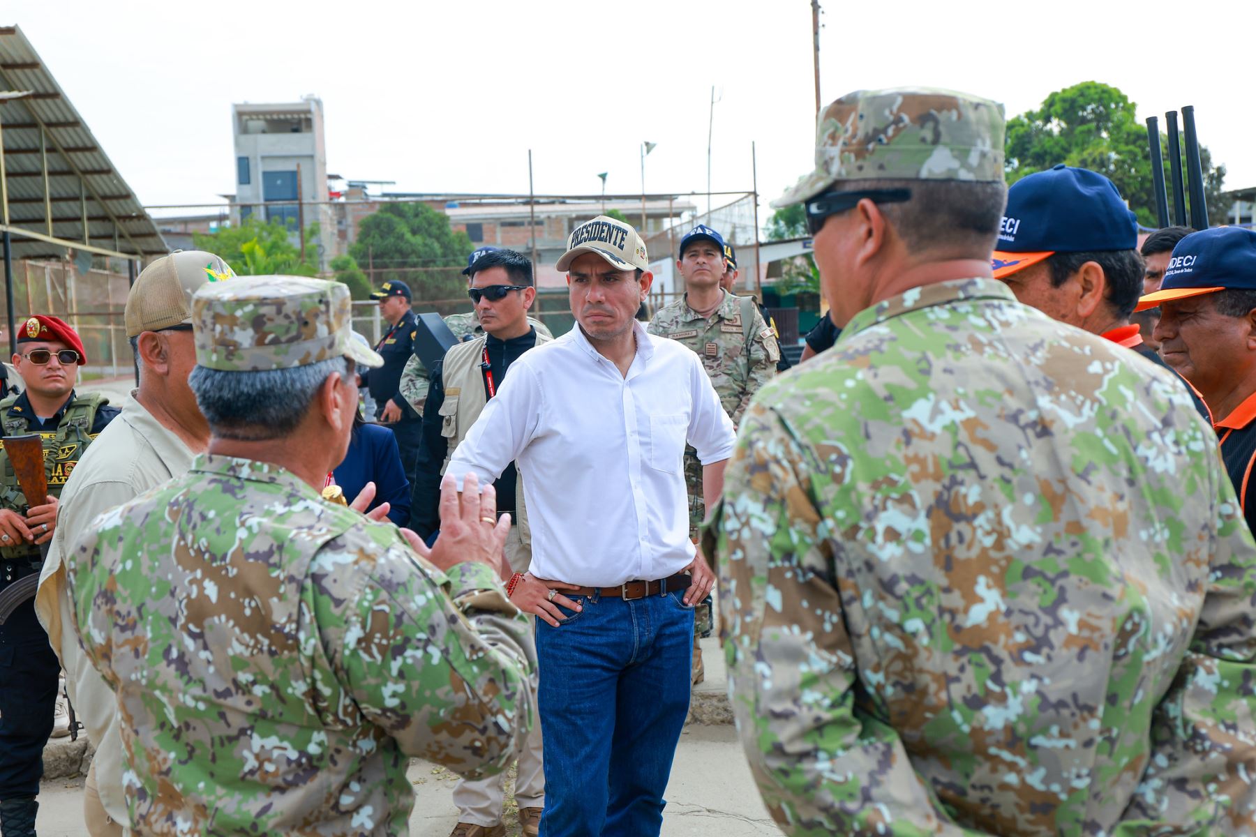 El presidente José Jerí visitó el Fuerte Chamochumbi – Batallón de Ingeniería de Combate N.º 1, donde verificó las capacidades operativas logísticas con las que cuentan el Ejército del Perú para ejecutar labores preventivas frente a posibles desastres naturales en esta zona del país. Foto: Presidencia